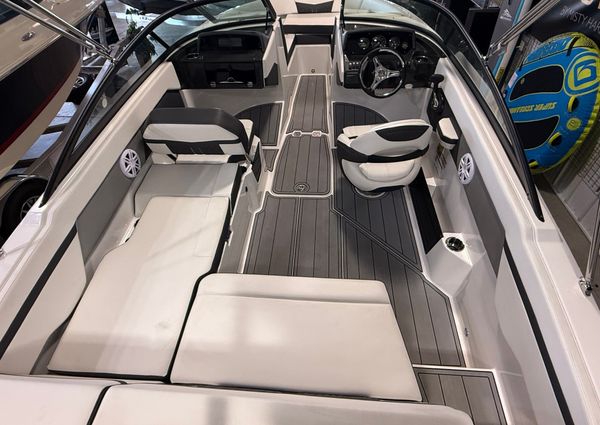 Monterey M205-FAMILY-BOWRIDER image