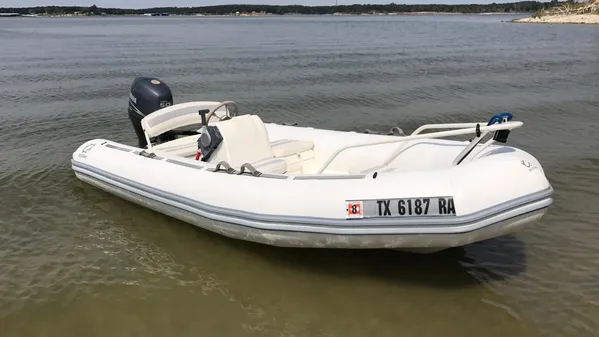 Zodiac Yachtline 420 Deluxe image