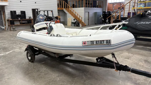 Zodiac Yachtline 420 Deluxe image