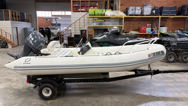 Zodiac Yachtline 420 Deluxe image