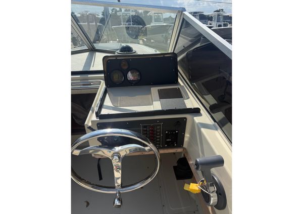 Boston-whaler REVENGE-20 image