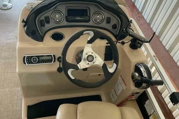 Sun Tracker SportFish 22 DLX image