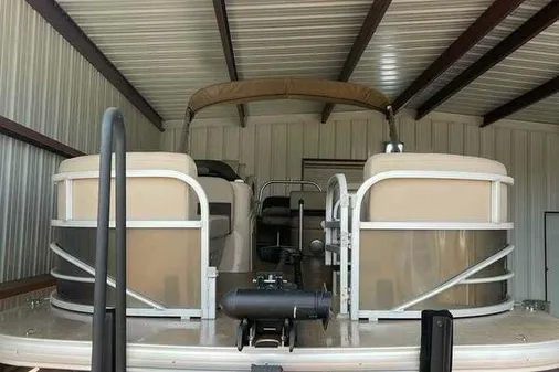 Sun Tracker SportFish 22 DLX image