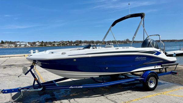 Hurricane SS205 OB Deck Boat- Side Console