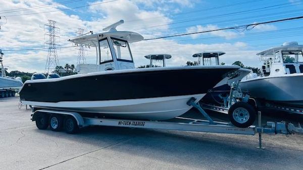 Sea Hunt Gamefish 27 with Coffin Box 