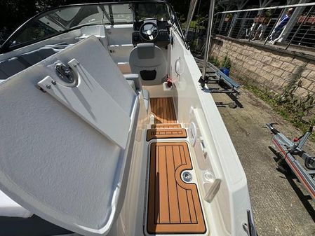 Bayliner VR5-CUDDY image