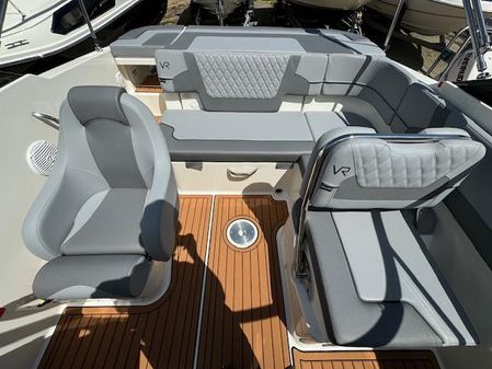 Bayliner VR5-CUDDY image