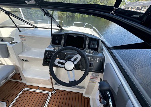 Bayliner VR6-CUDDY image