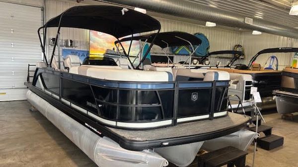 Godfrey Sweetwater 2286QS (Quad Seating) Full Tritoon