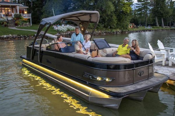 Tahoe Pontoon Cascade Platinum Elite Windshield 27' - main image