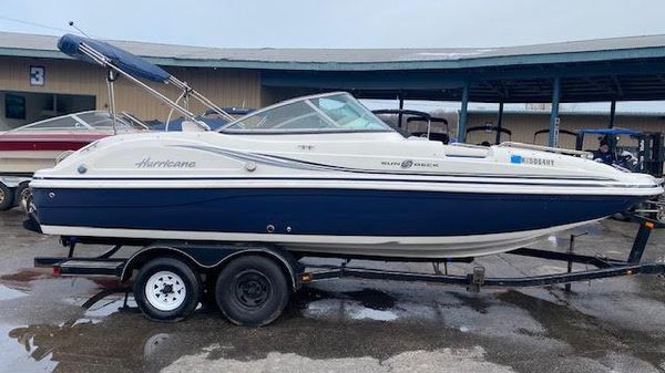 Hurricane SD217 DECK BOAT W/ Full Windshield