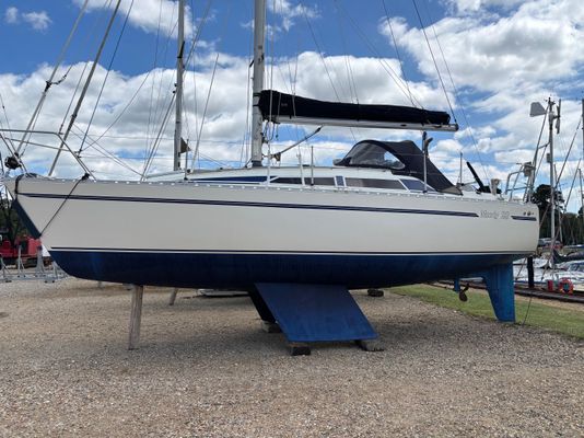 Moody 28 - main image