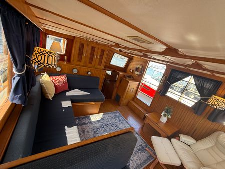 Marine-trader TRI-CABIN image