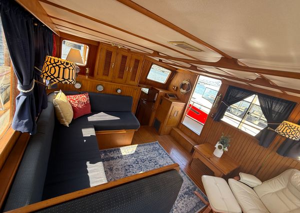 Marine-trader TRI-CABIN image