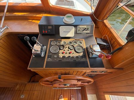 Marine-trader TRI-CABIN image