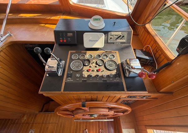 Marine-trader TRI-CABIN image