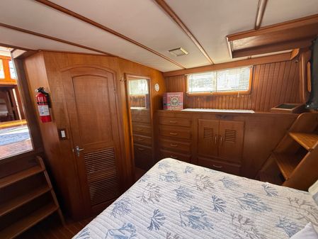 Marine-trader TRI-CABIN image