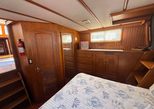 Marine-trader TRI-CABIN image