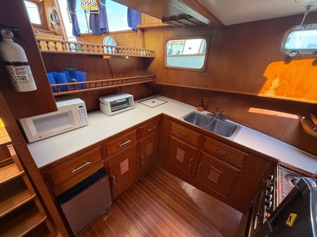 Marine-trader TRI-CABIN image