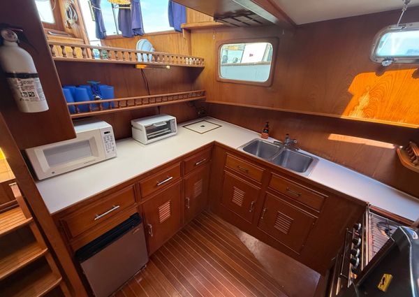 Marine-trader TRI-CABIN image