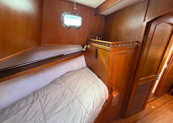 Marine-trader TRI-CABIN image