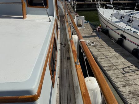 Marine-trader TRI-CABIN image