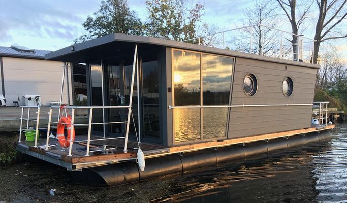 Waterlodge THREE Floating Studio Apartment - main image