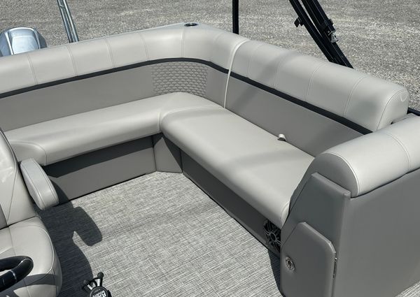 Qwest E-CLASS-820-LANAI-LT image