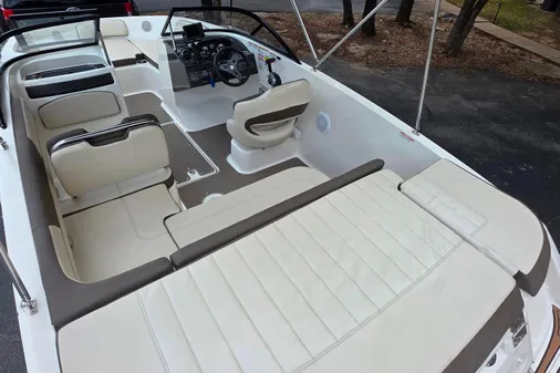 Bayliner VR4 Bowrider I/O image