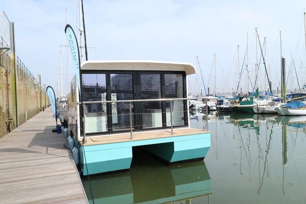 Marina Boats Inspiration 28 Floating Lodge - main image