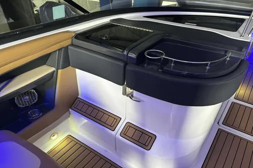 Sea Ray 350 SLX image