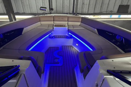Sea Ray 350 SLX image