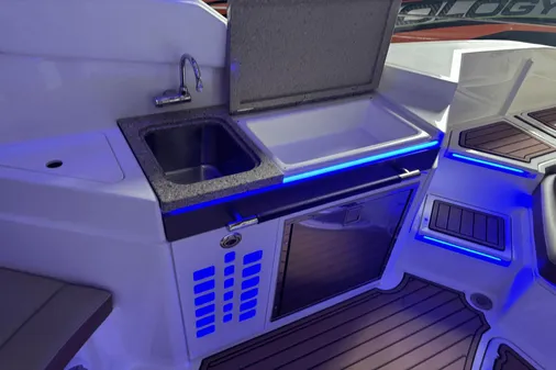 Sea Ray 350 SLX image