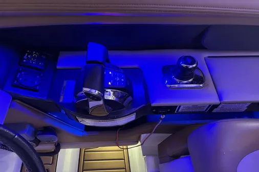 Sea Ray 350 SLX image