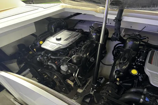 Sea Ray 350 SLX image