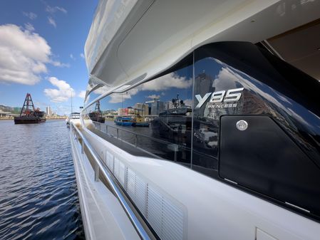 Princess-yachts Y85-MOTOR-YACHT image