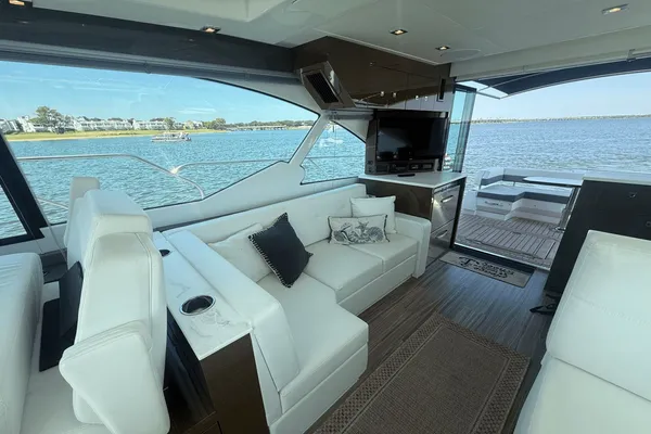 Cruisers Yachts 50 Cantius image