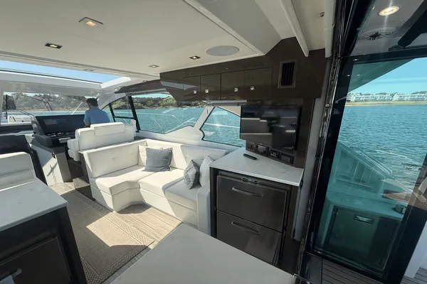 Cruisers Yachts 50 Cantius image