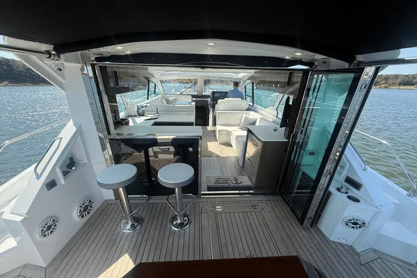 Cruisers Yachts 50 Cantius image