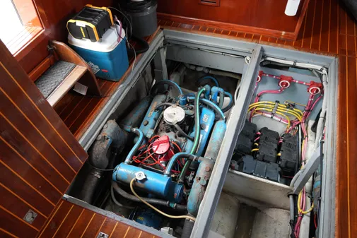 Mainship 400 Trawler image