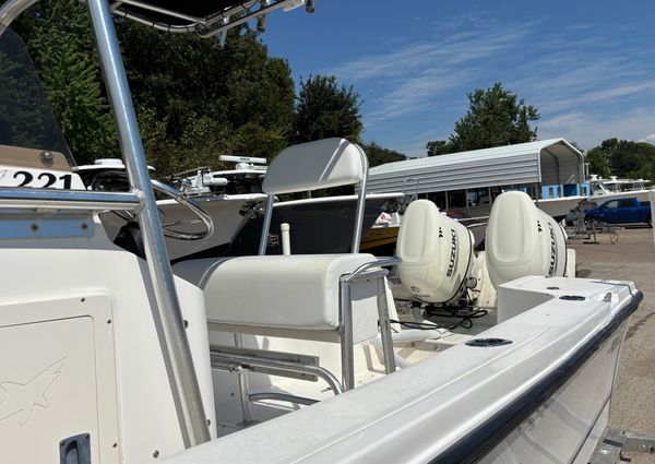 Mako 221-CENTER-CONSOLE image