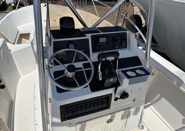 Mako 221-CENTER-CONSOLE image