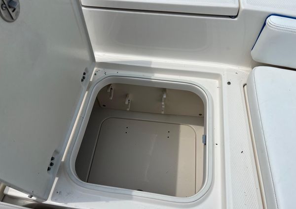 Robalo 246-CAYMAN image