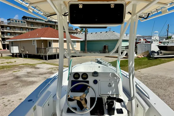 Everglades 223 Center Console image