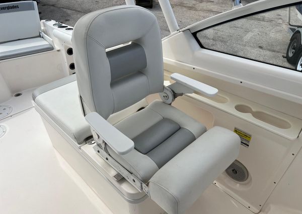 Everglades 230-DUAL-CONSOLE image