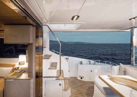 Azimut 60 image