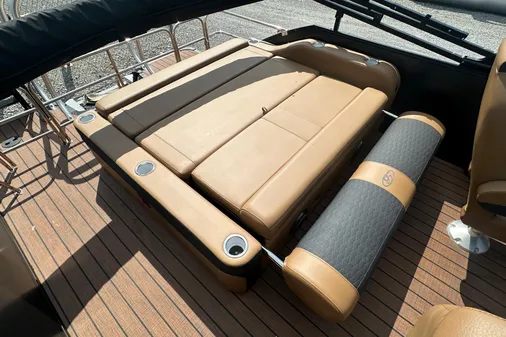 Bentley-pontoons 223-ELITE-SWINGBACK image