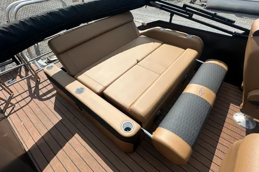 Bentley-pontoons 223-ELITE-SWINGBACK image