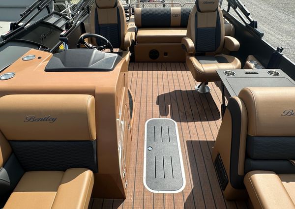 Bentley-pontoons 223-ELITE-SWINGBACK image