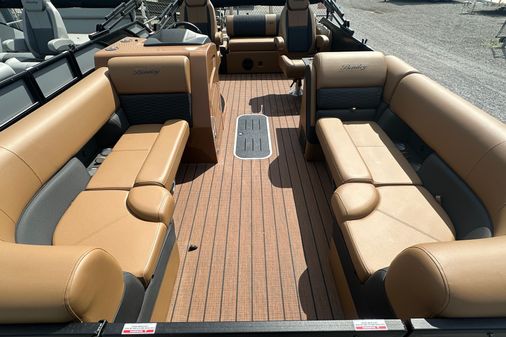 Bentley-pontoons 223-ELITE-SWINGBACK image